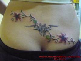 Tatuaje de unas plantas encima del culo