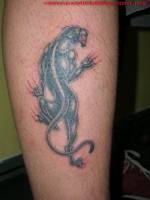 Tatuaje de una pantera arañando la pierna