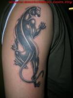 Tatuaje de una pantera negra en el brazo