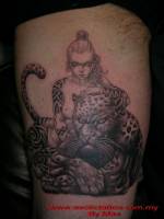 Tatuaje de una hermosa chica tatuada con un leopardo en blanco y negro