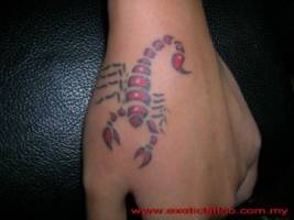Tattoo de un escorpión en la mano