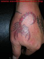 Tatuaje de un escorpión grande en la mano