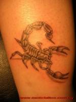 Tatuaje de un escorpión en la pierna