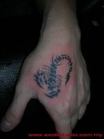 Tatuaje de un escorpión sombreado en la mano