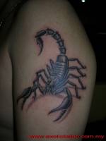 Tatuaje de un escorpión en el brazo