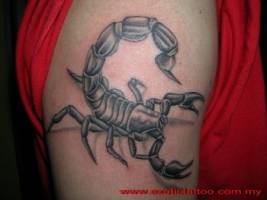 Tatuaje de un escorpión de gran aguijón