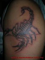 Tatuaje de un gran escorpión en el brazo