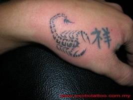 Tatuaje de un escorpión con unos kanjis