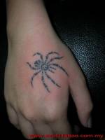 Tattoo de una araña en la mano