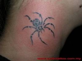 Tatuaje de una araña en el cuello