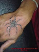 Tatuaje de una araña en la mano