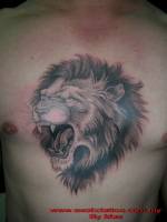 Tatuaje de un león rugiendo en el pecho