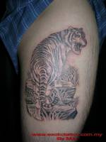 Tatuaje de un tigre encima de unas rocas