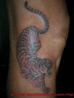 Tatuaje de un tigre detrás de la rodilla