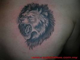 Tattoo de un león rugiendo