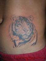 Tattoo de un tigre en la cintura