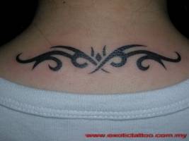 Tatuaje de un tribal en la nuca