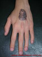 Tattoo de una esfinge en la mano