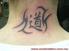 Tatuaje de una letra china con tribal en la nuca