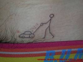 Tatuaje de un hombre con una segadora