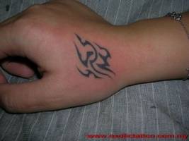 Tatuaje de un tribal en la mano