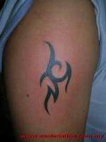 Tattoo de un pequeño tribal en el brazo