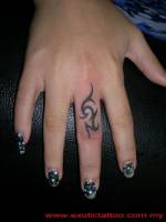 Tattoo de un tribal en un dedo