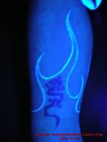 Tatuaje ultravioleta de un dragon y fuego