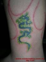 Tattoo de un dragón con borde ultravioleta