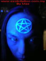 Tattoo de una estrella en la cabeza con tinta ultravioleta