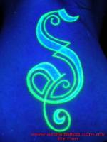 Tattoo de una Inicial ultravioleta