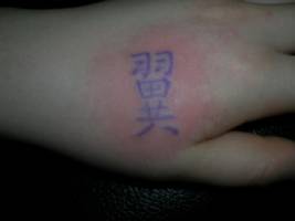 Tattoo de un kanji en la mano con pintura ultravioleta