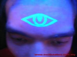 Tattoo ultravioleta de un ojo en la cabeza