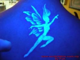 Tattoo de un hada ultravioleta en la espalda