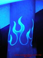 Tatuaje ultravioleta de fuego