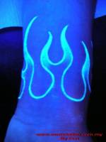 Tattoo de un brazalete de fuego ultravioleta