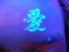 Tattoo de una letra china ultravioleta en la cabeza