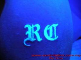 Tattoo ultravioleta de unas iniciales