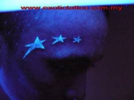 Tatuaje ultravioleta de 3 estrellas en la cabeza