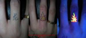 Tattoo en la mano de fuego Ultravioleta
