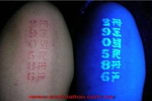 Tatuaje de kanjis y números en ultravioleta