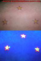 Tatuaje de tres estrellas ultravioletas