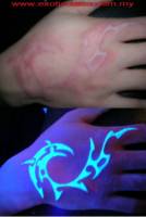 Tatuaje en la mano de un gran tribal ultravioleta