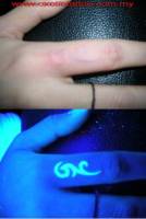 Tatuaje ultravioleta en el dedo
