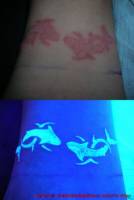 Tatuaje de peces ultravioletas en el brazo