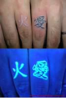 Tattoo de kanjis ultravioleta en los dedos