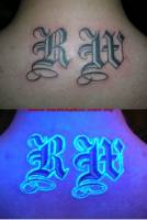 Tatuaje ultravioleta de iniciales góticas