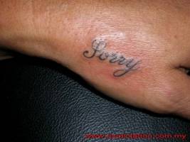 Tatuaje pequeño de las letras sorry