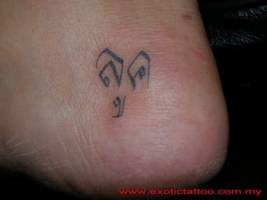 Tattoo de letras tailandesas en el pie