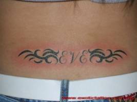 Tatuaje de el nombre Eve encima del culo